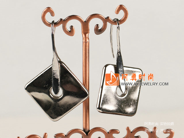 饰品编号:E1112  我们主要经营 手链、项链、耳环、戒指、套链、吊坠、手机链、请方问我们的网站 www.ayjewelry.com