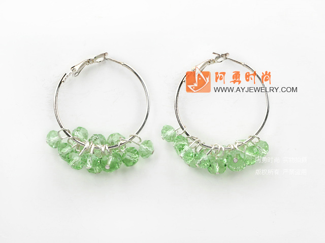 浅绿色水晶耳环