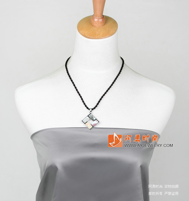 饰品编号:L1005  我们主要经营 手链、项链、耳环、戒指、套链、吊坠、手机链、请方问我们的网站 www.ayjewelry.com