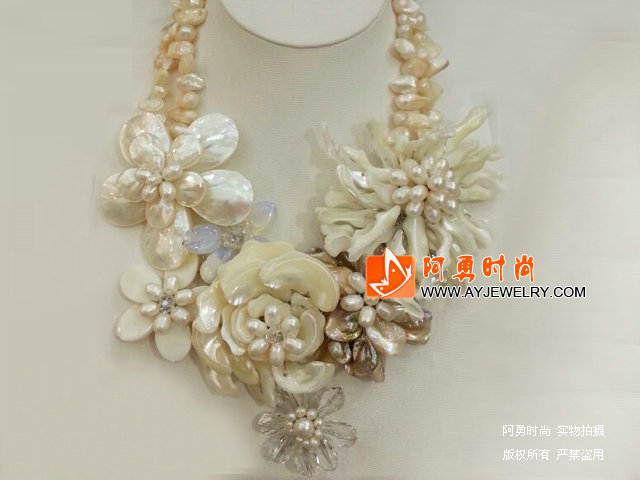 白色贝壳珍珠花朵项链