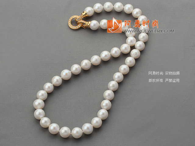 白珍珠镀金锆钻扣项链 简约单层珠链款