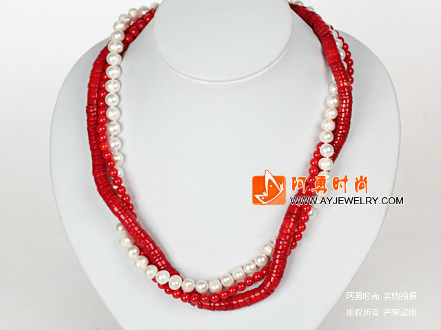 三串白珍珠和红珊瑚项链 配方向盘扣
